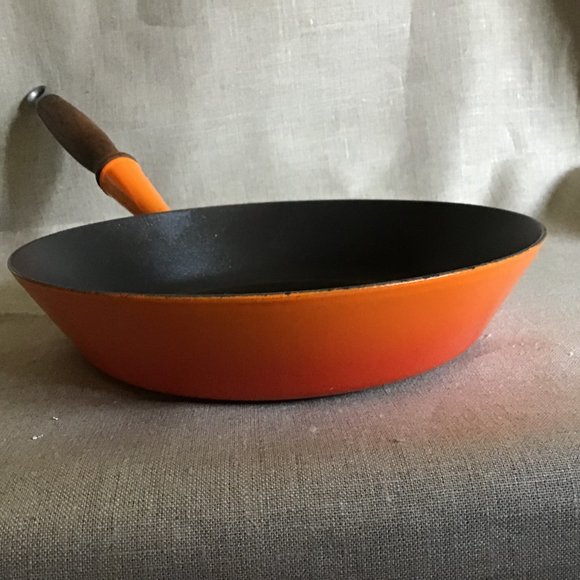 Le Creuset 24 Flame Enameled Cast Iron Frying Pan / Skillet Wood Handle - Picture 10 of 10